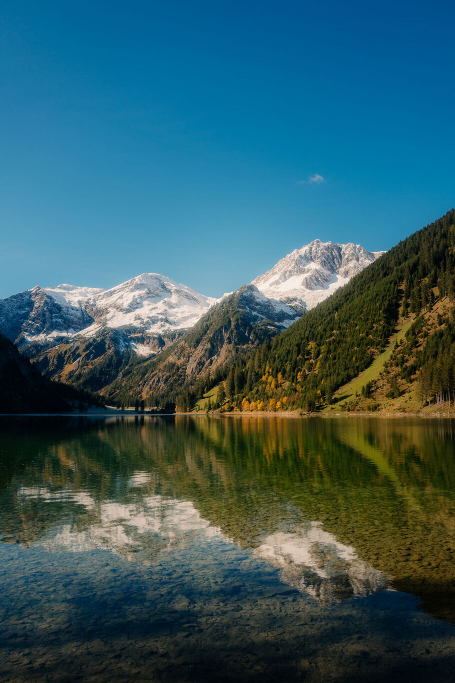 Vilsalpsee im Herbst mit weißen Bergspitzen