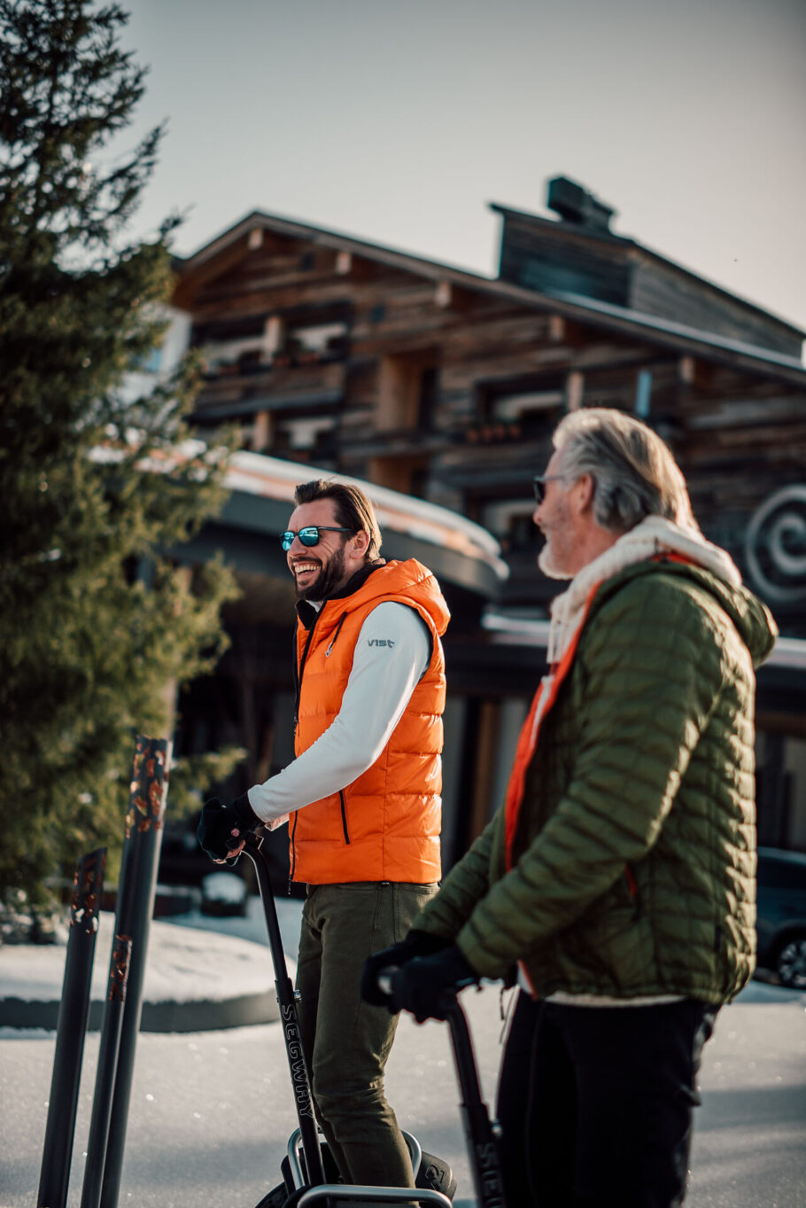 zwei Herren mit Wanderstöcken vor dem Hotel Jungbrunn