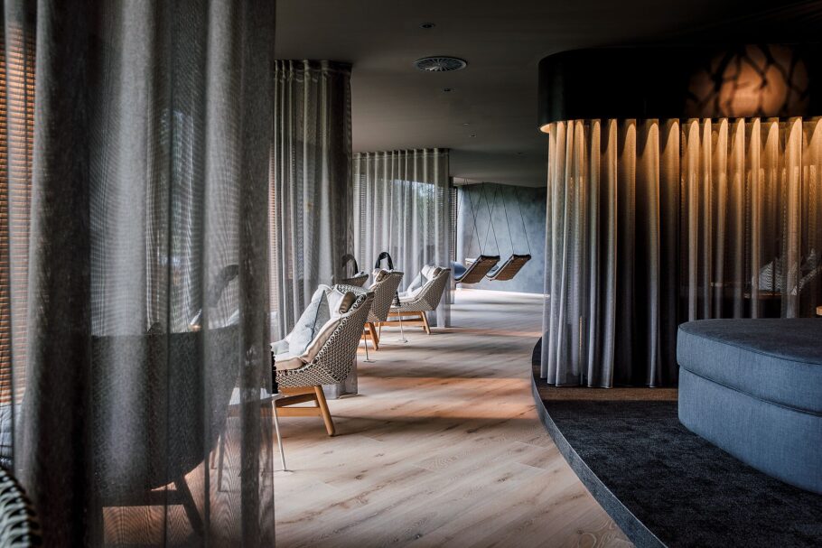 Ruheraum Augenweide im Jungbrunn mit Schwebeliegen und bodenlange Vorhänge für Privatsphäre