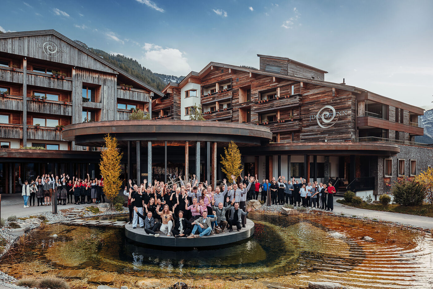 Die gesamte Jungbrunn Crew vor dem Hotel Jungbrunn
