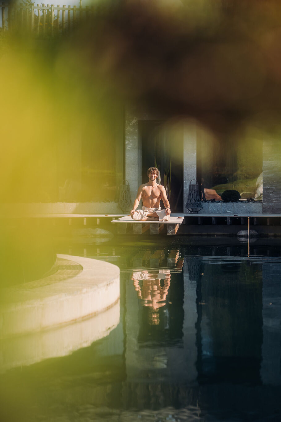 Mann am Quellteich im Schneidersitz