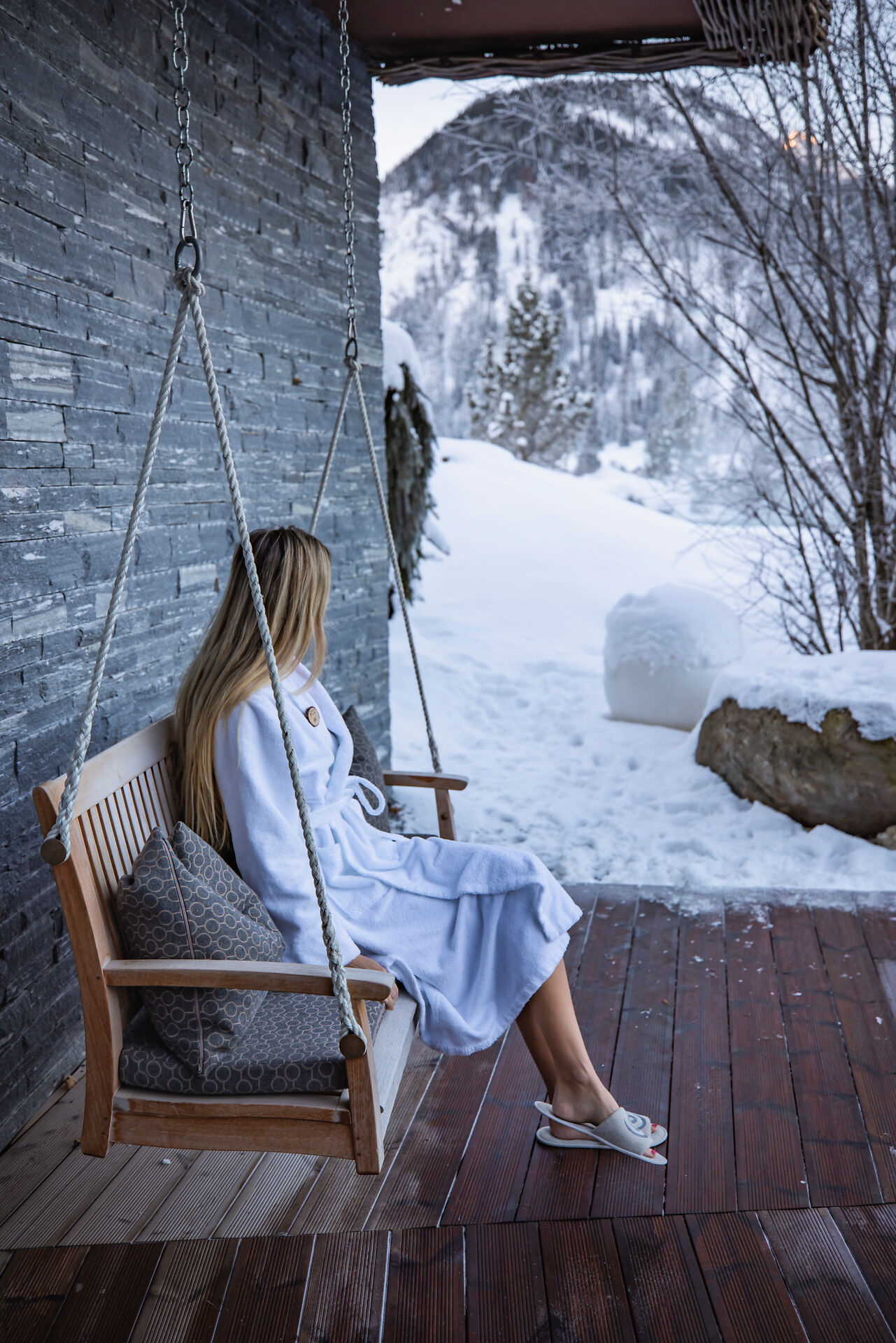 Frau auf Schwebebank im Außenbereich des Spa im Jungbrunn