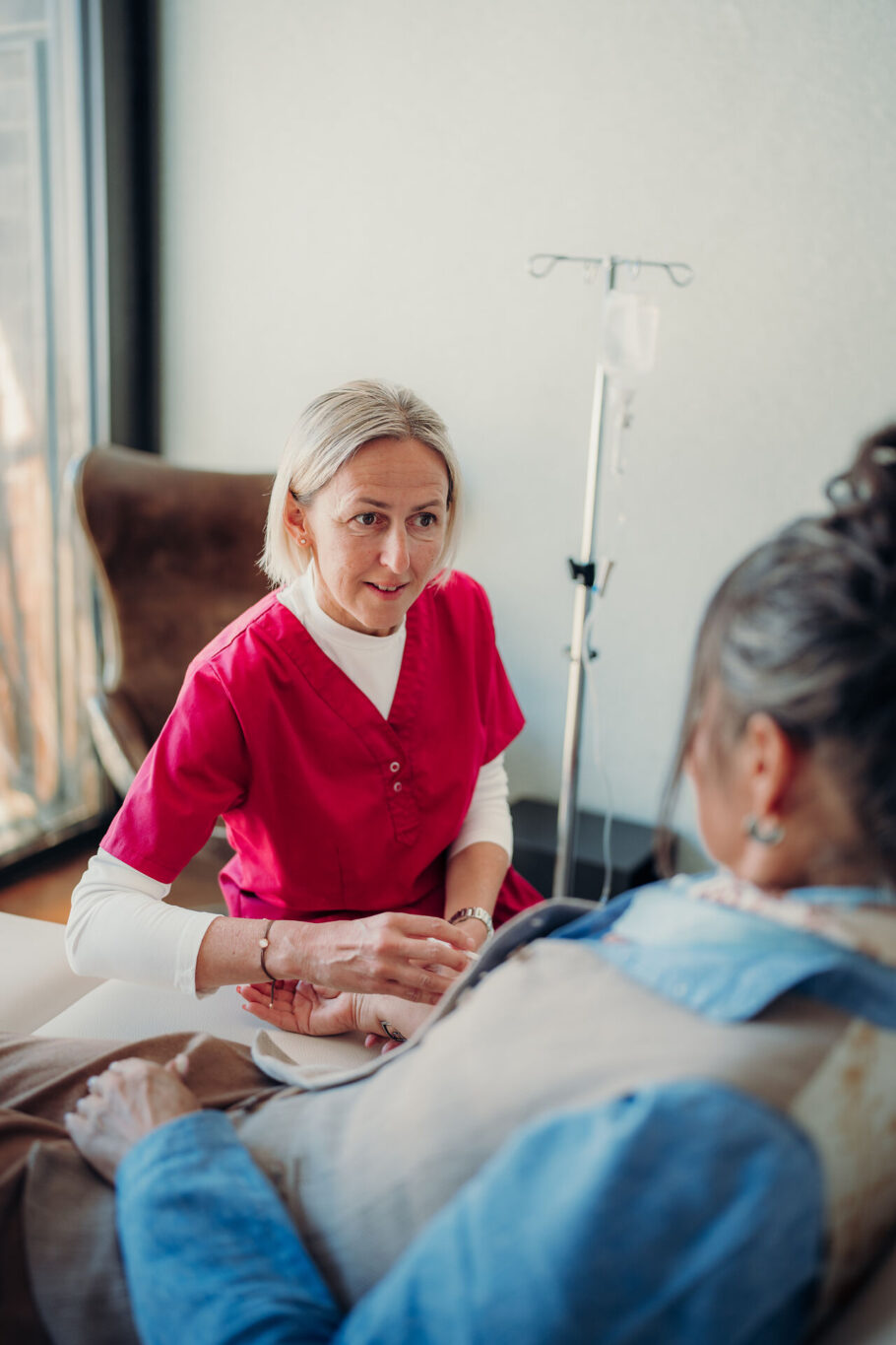 Ärztin beim Zuganglegen für die Infusionstherapie im Jungbrunn