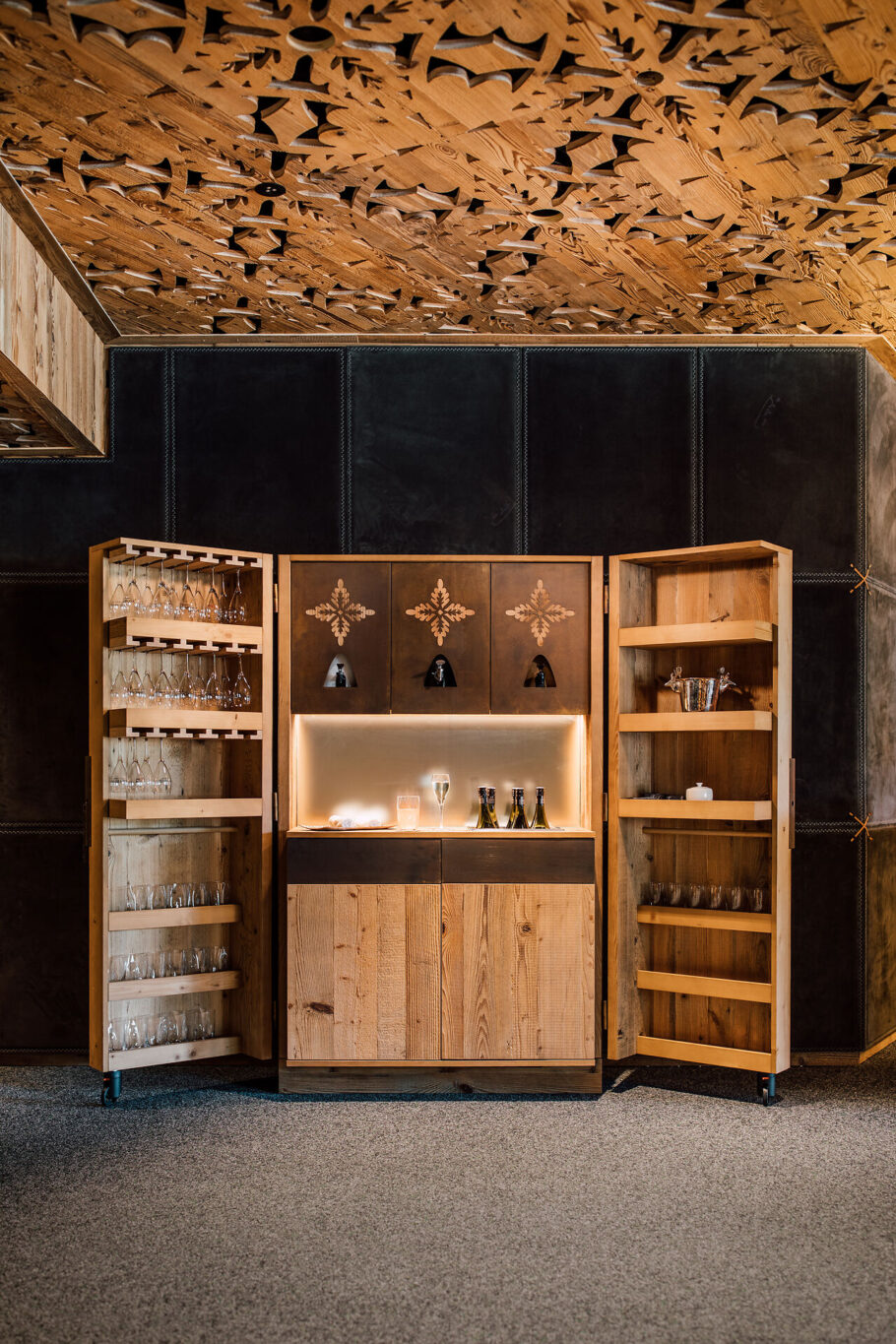 Welcomedrink Schrank im Eingangsbereich Jungbrunn