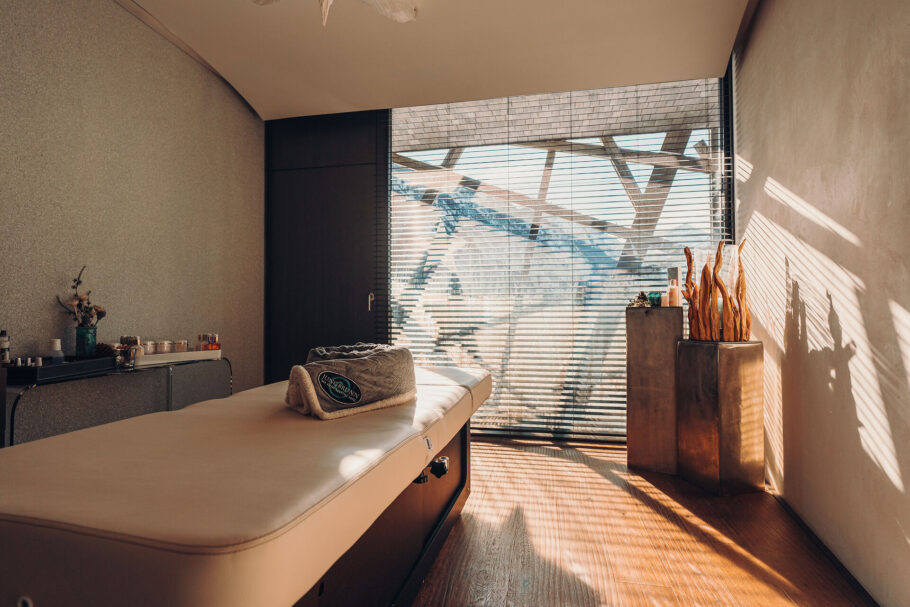 Behandlungskabine im Jungbrunn mit Blick in die weite Natur