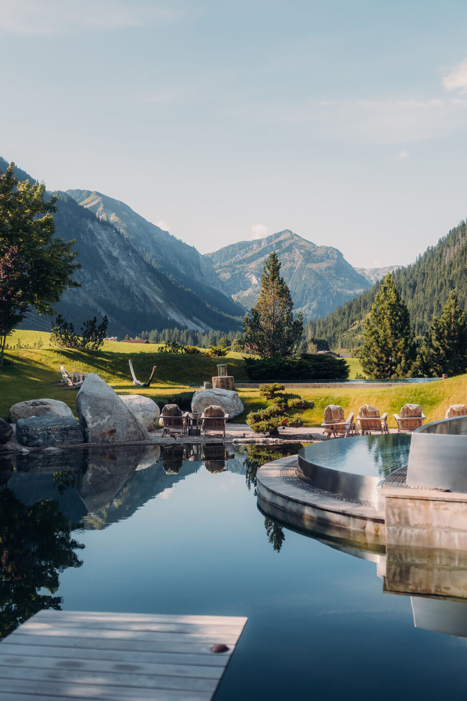 Jungbrunn Quelle Naturteich mit Blick in die Berge