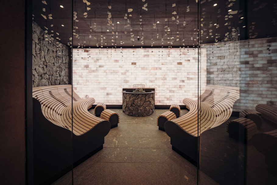 Salzinfrarotkabine mit gegenüberliegenden Liegen und Salzwürfeln an der Decke