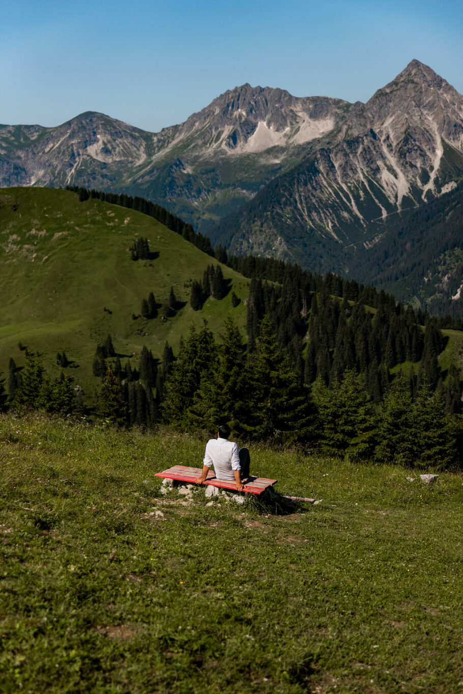 Kurze Auszeit auf einer Bank in den Bergen
