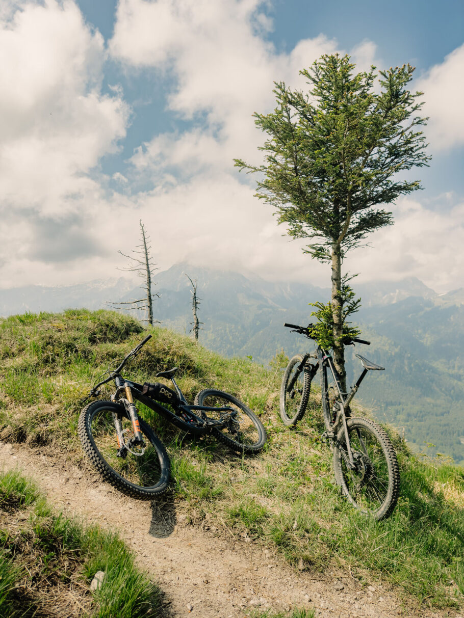 Mountainbikes am Wegrand im Gebirge