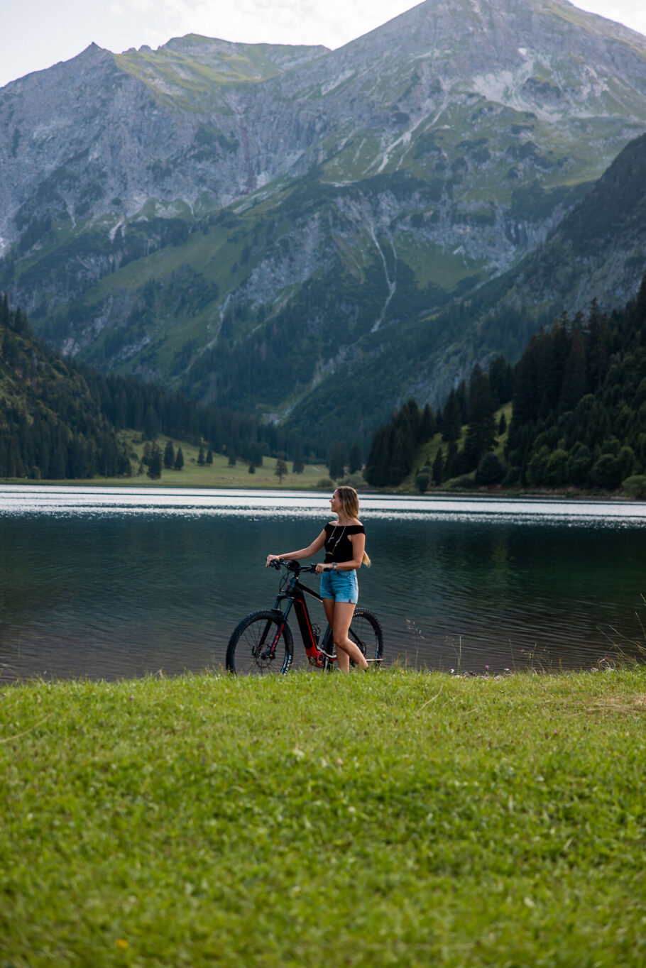 Frau mit E-Bike am Vilsalpsee