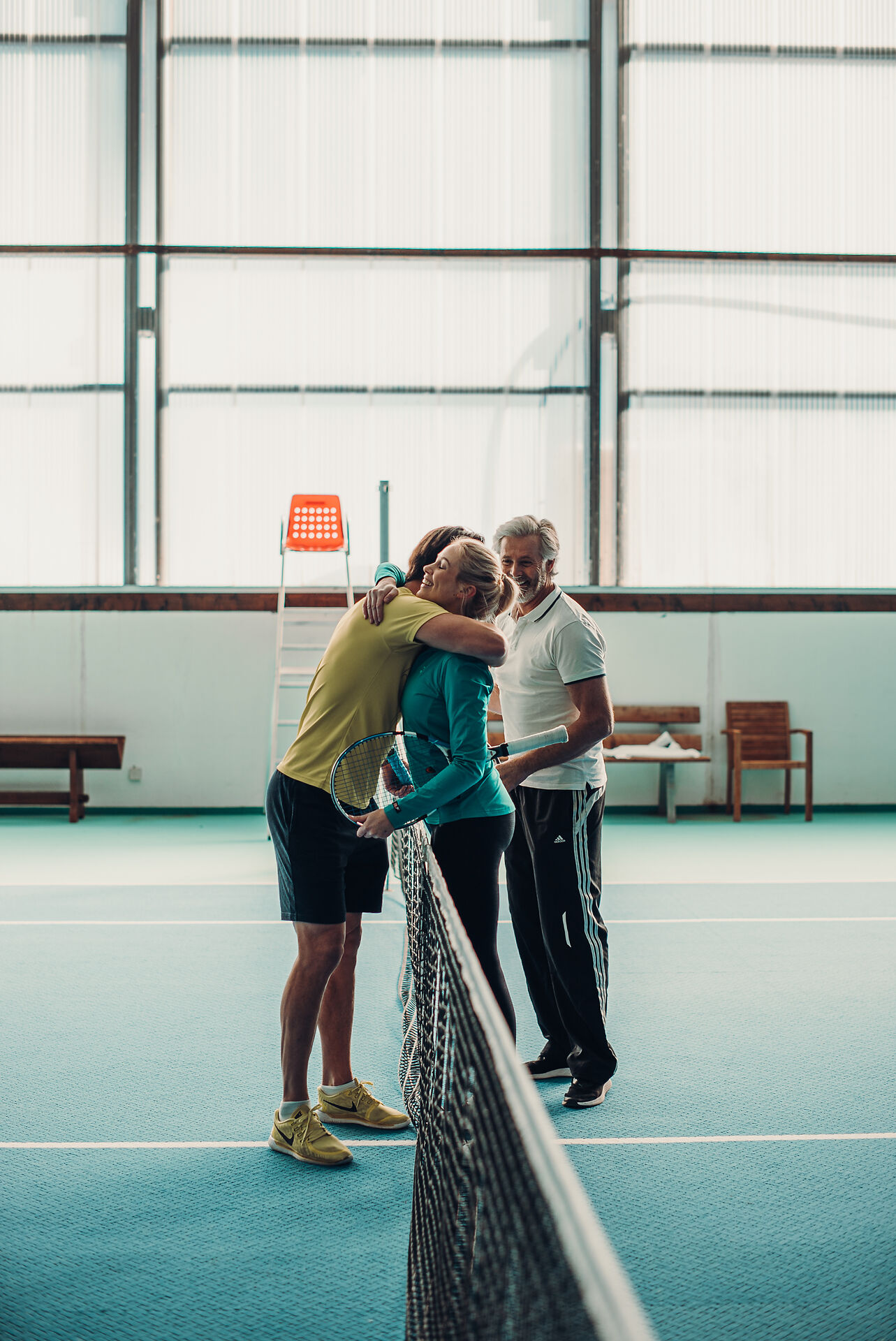 Pärchen bei einer Umarmung in der Tennishalle
