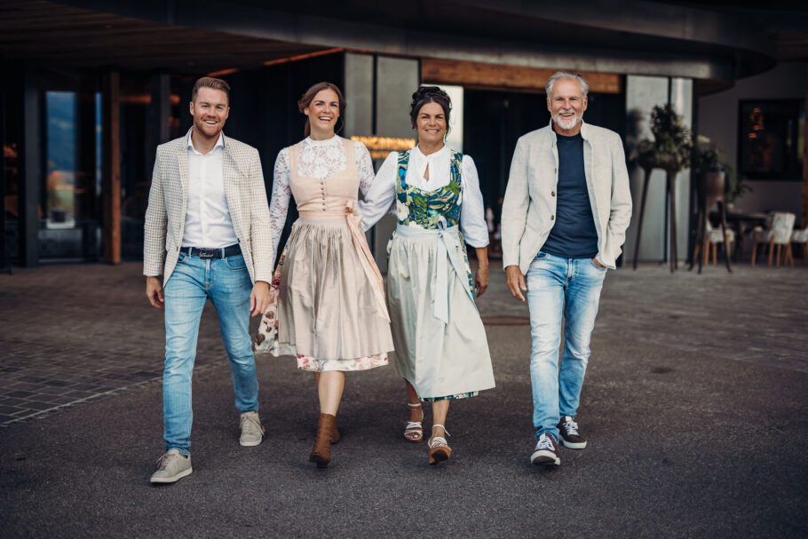 Familie Gutheinz am Haupteingang vom Hotel Jungbrunn