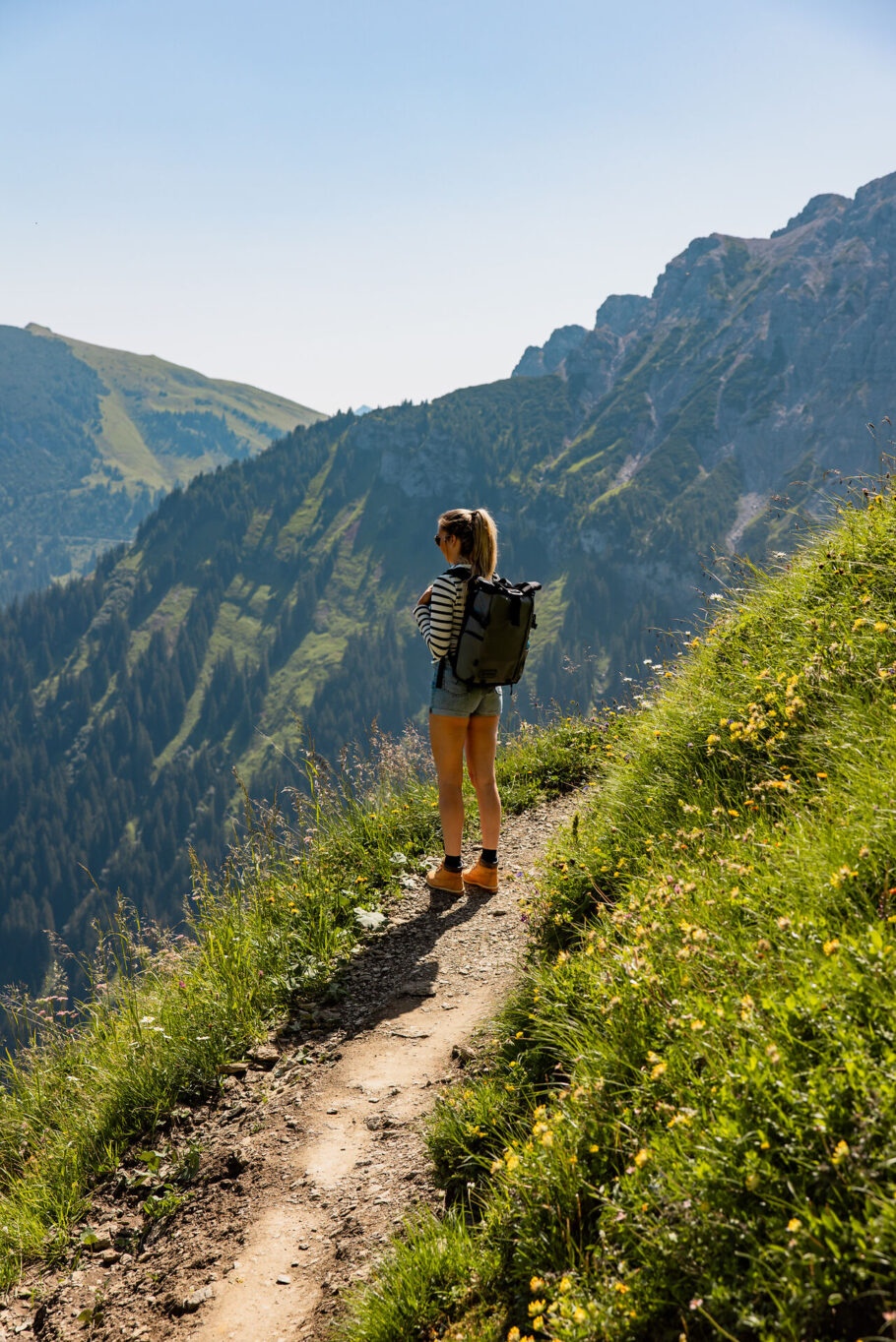 Frau beim Wandern im Tannheimer Gebirge