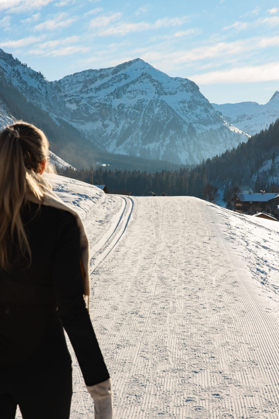 Frau beim Winterwandern
