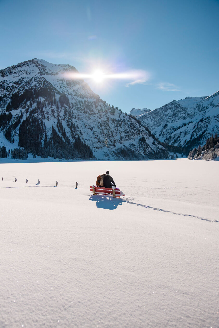 Pärchen am zugefrorenen Vilsalpsee
