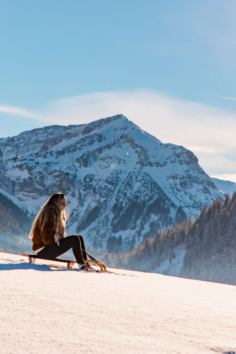 Frau beim Rodeln im Tannheimer Tal