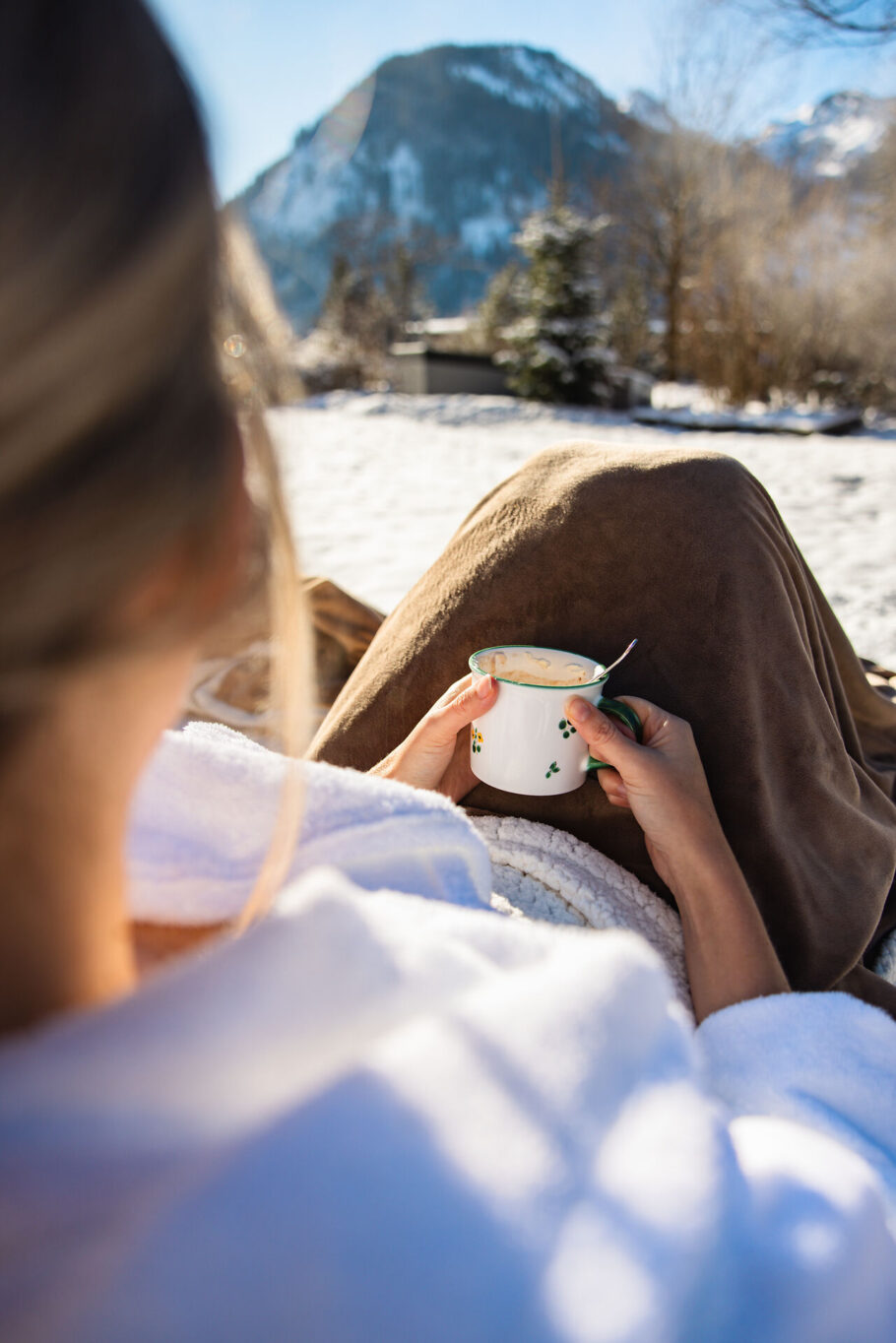 Liege im Außenbereich im Winter
