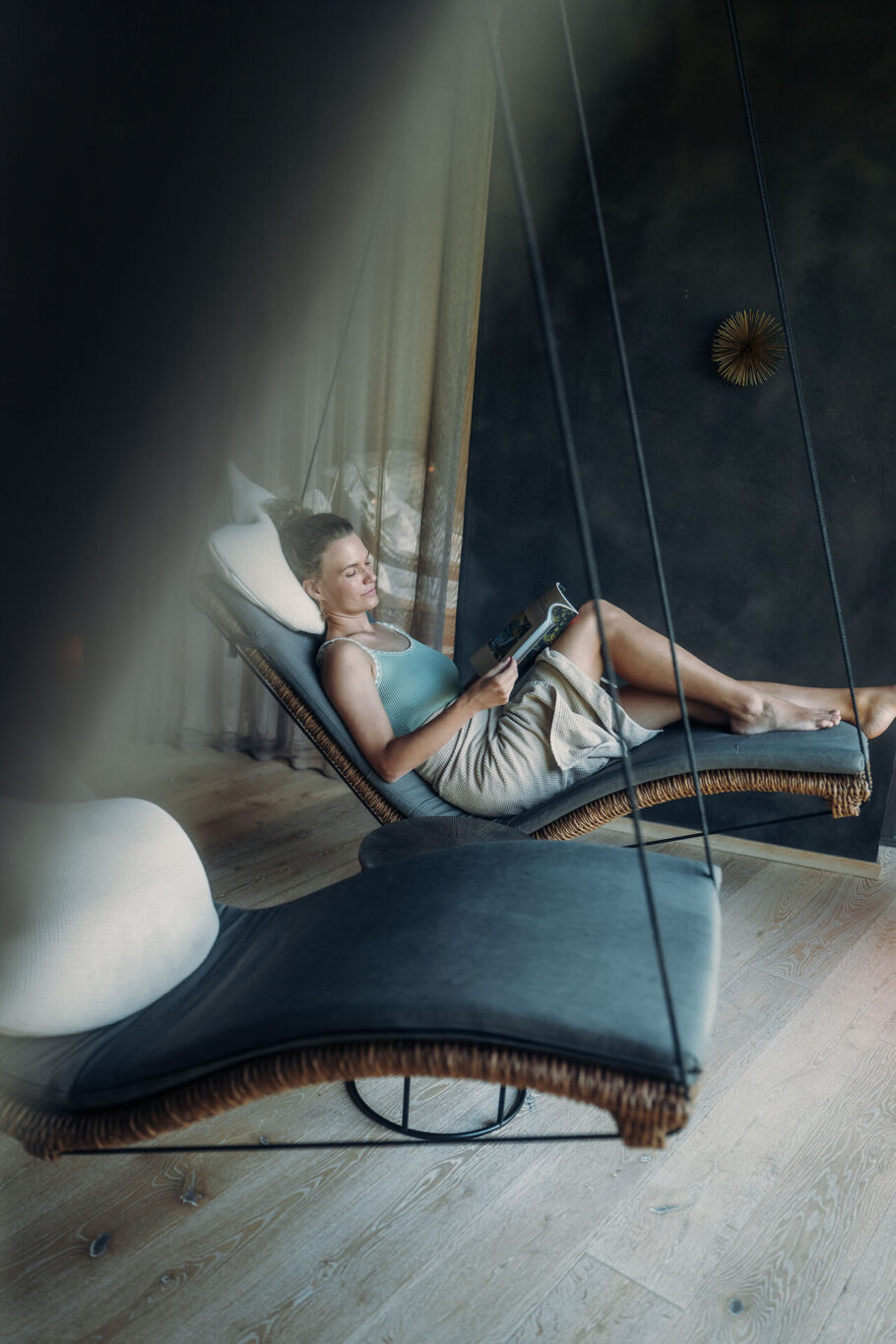 Frau im Ruheraum Augenweide auf einer Schwebeliege im Jungbrunn
